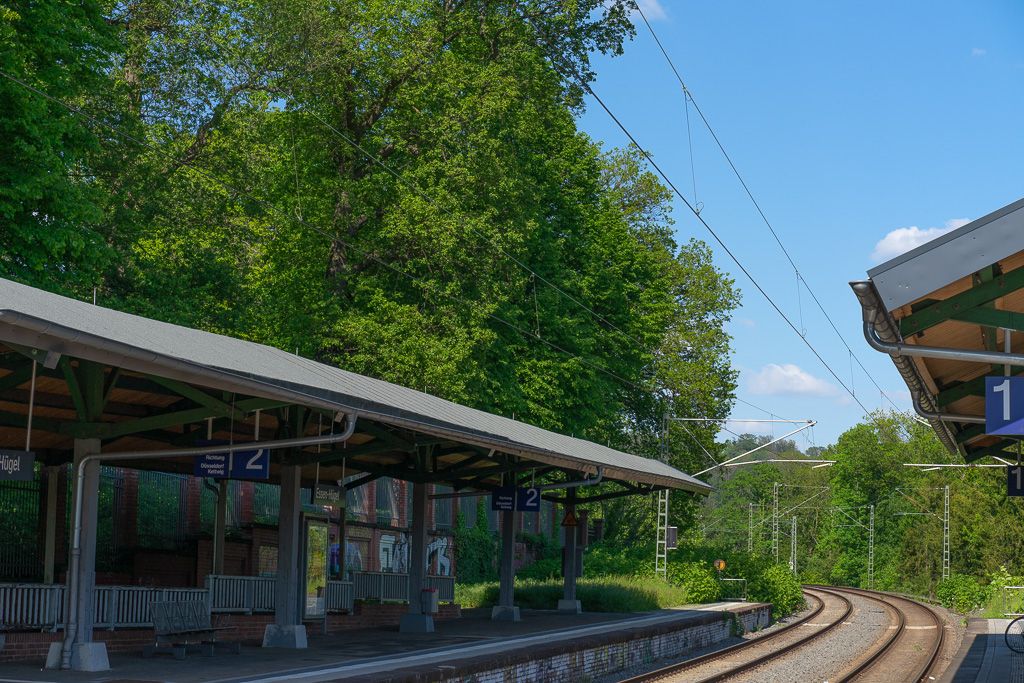 Bahngleise und Bahnhof