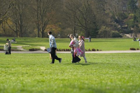 Menschen im Grünen Park.