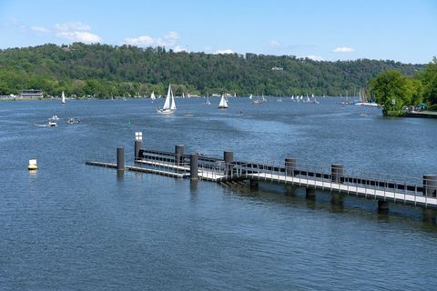 Steg im Baldeneysee in Essen